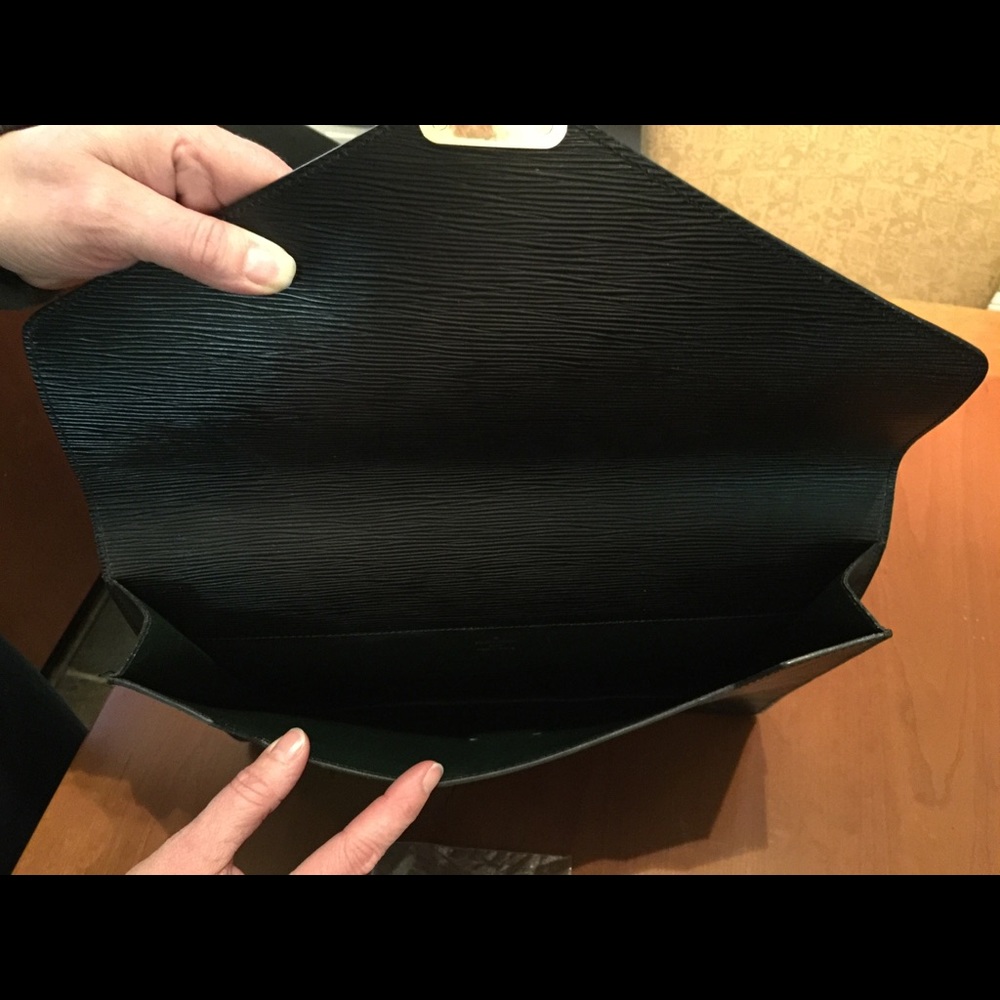 Luis Vuitton attaché - Picture 2 of 10